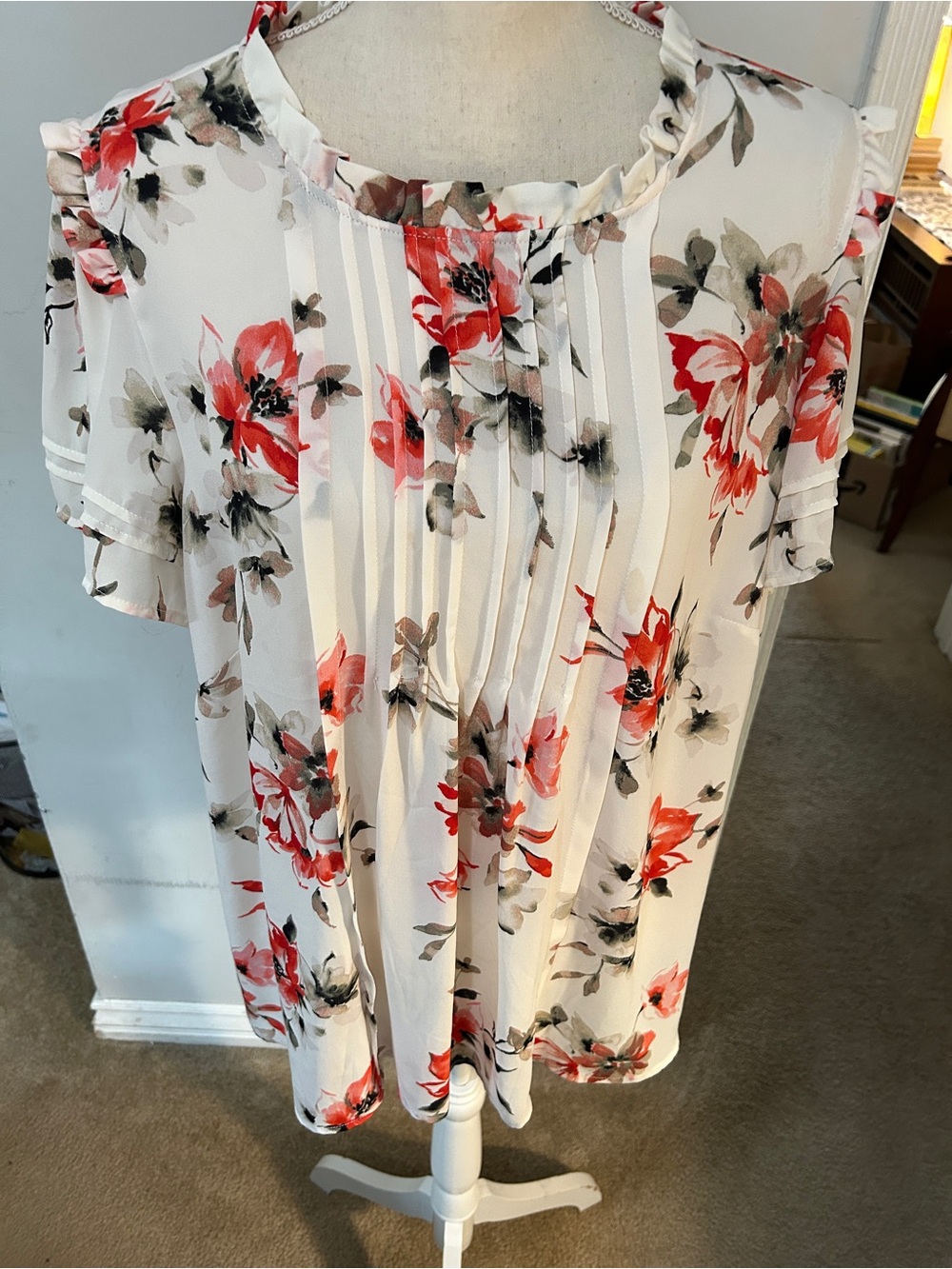 Floral Pleated White & Red Floral Short Sleeve Top